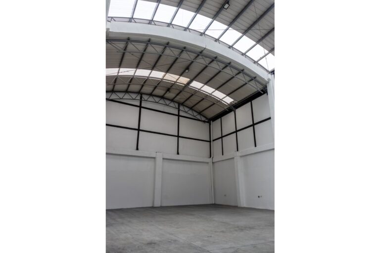Local – bodega en arriendo en Santa Sofía Bogotá