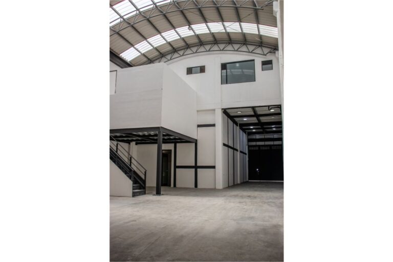 Local – bodega en arriendo en Santa Sofía Bogotá