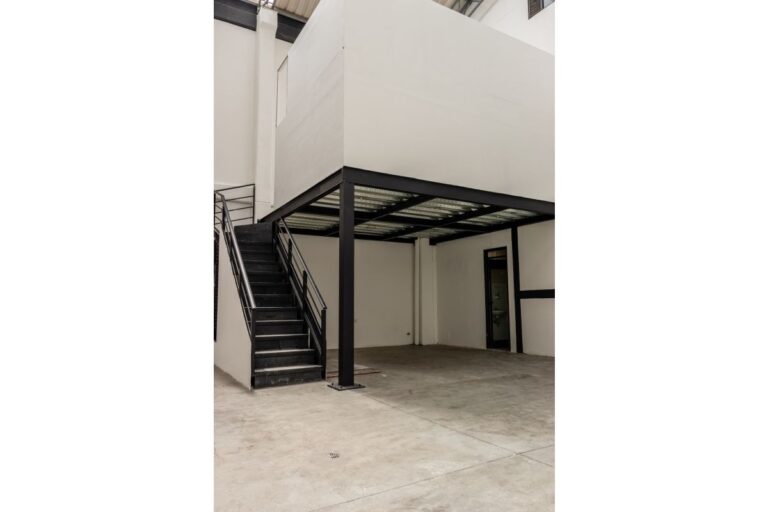 Local – bodega en arriendo en Santa Sofía Bogotá