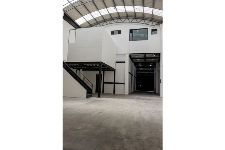 Local – bodega en arriendo en Santa Sofía Bogotá