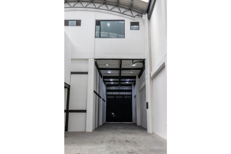 Local – bodega en arriendo en Santa Sofía Bogotá