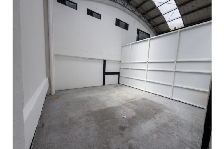 Local – bodega en arriendo en Santa Sofía Bogotá