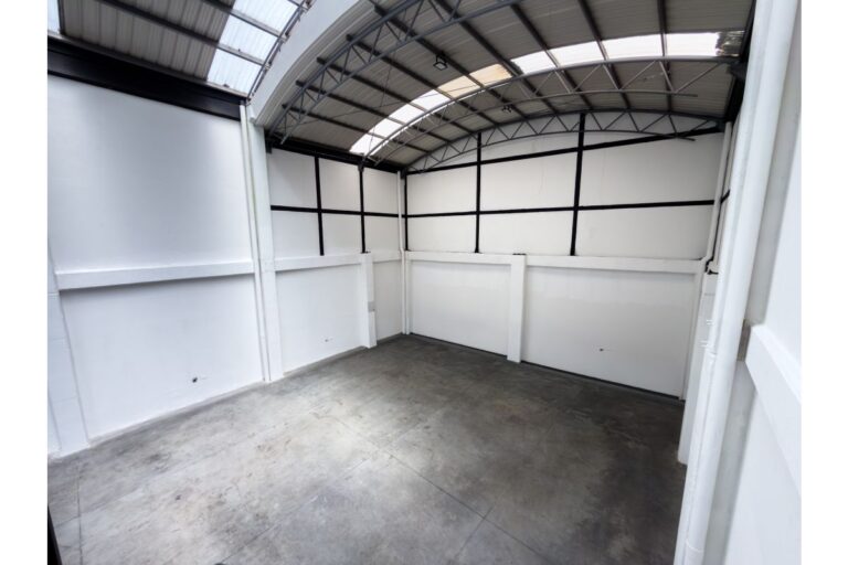 Local – bodega en arriendo en Santa Sofía Bogotá