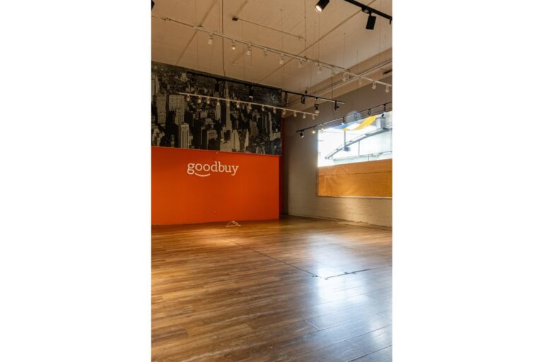 2. Local en arriendo en el Centro Comercial Floresta Outlet