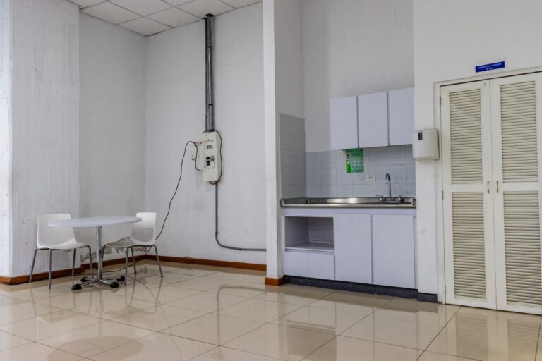 3. Local en arriendo en el Centro Comercial Floresta Outlet
